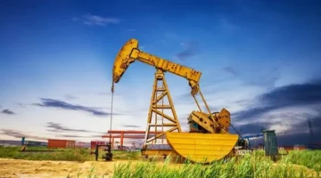 خسارة أسبوعية ثانية.. أسعار النفط تتراجع بضغط من مخاوف زيادة الإمدادات العالمية